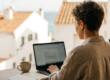 Emprendedor extranjero trabajando tras darse de alta como autónomo en España